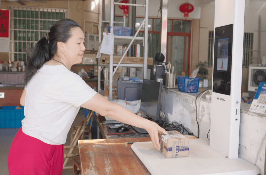 农村物流的“最后一公里”：快递到村，老人也能轻松取