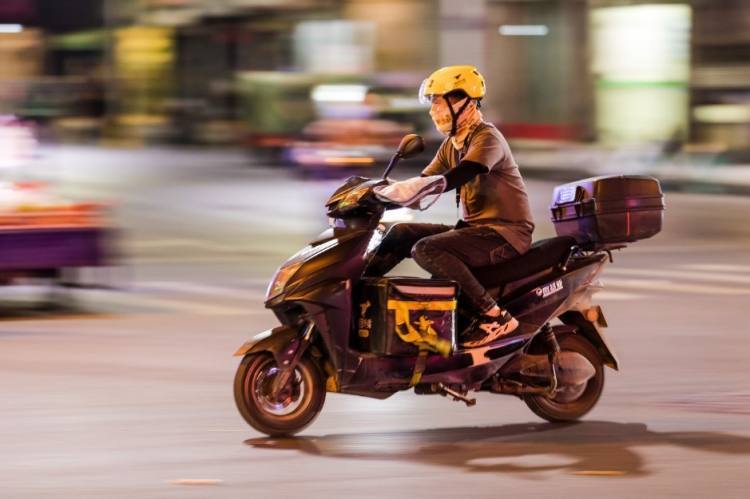 即时物流骑手收入：月入过万真的容易吗？​